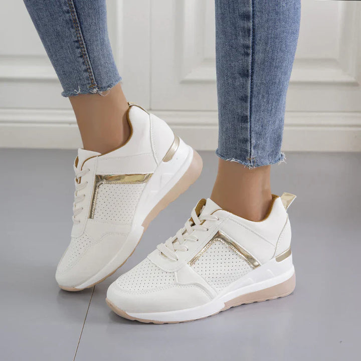 Weiße Damen-Sneaker mit goldenen Akzenten, perforiertem Design, ideal für Freizeitmode.