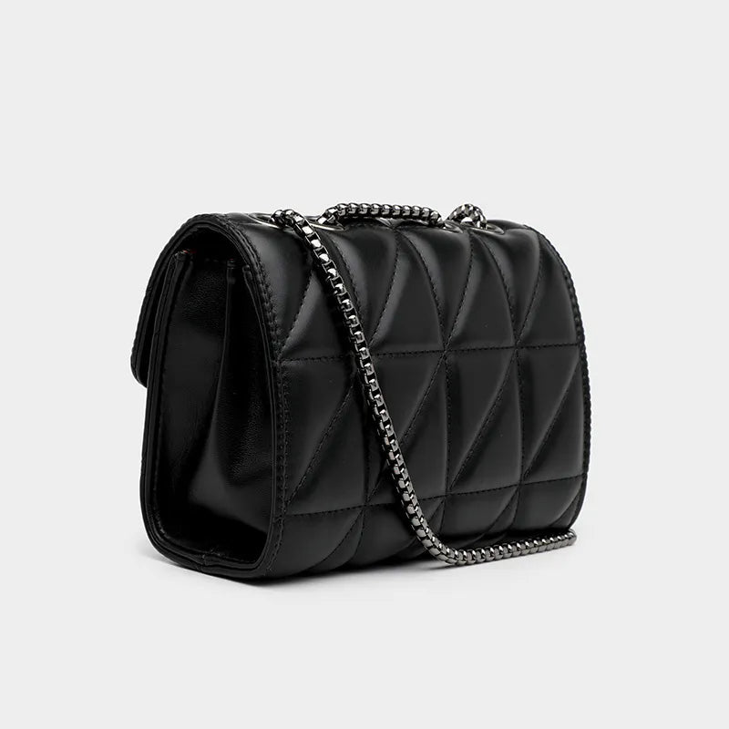 Schwarze gesteppte Handtasche mit Kettenriemen, elegantes Design, Damenmode Accessoire.
