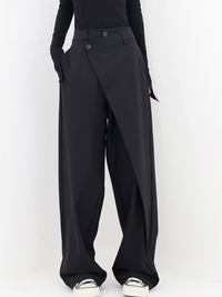 Schwarze Damenhose mit weitem Bein, asymmetrischem Design, eleganter Mode, Freizeitkleidung.