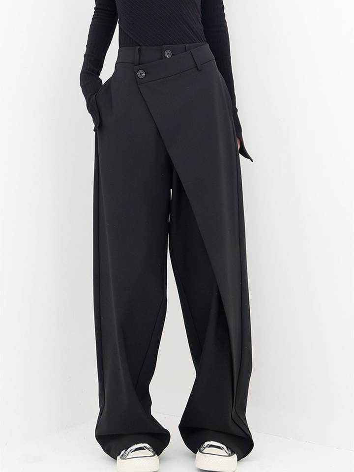 Schwarze Damenhose mit weitem Bein, asymmetrischem Design, eleganter Mode, Freizeitkleidung.