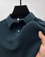 Dunkelblaues Polohemd mit Waffelmuster, Knopfleiste, Herrenmode, elegantes Design.