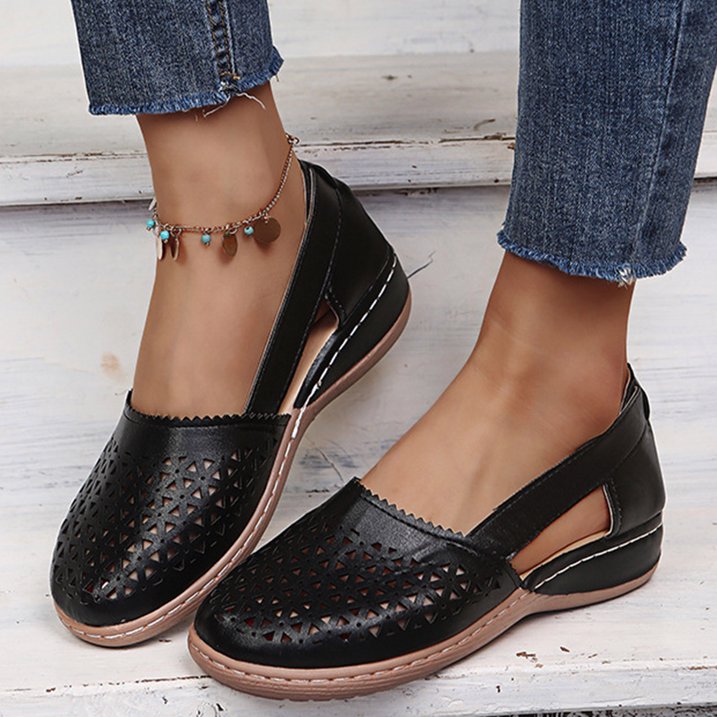 Schwarze Damen-Loafer aus Leder mit Cut-Outs, lässig, bequem, ideal für den Alltag.