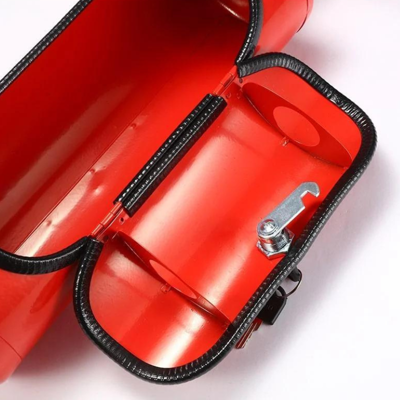 Rote, zylindrische Metallhandtasche mit schwarzem Rand und Schnappverschluss, stilvoll und modern.