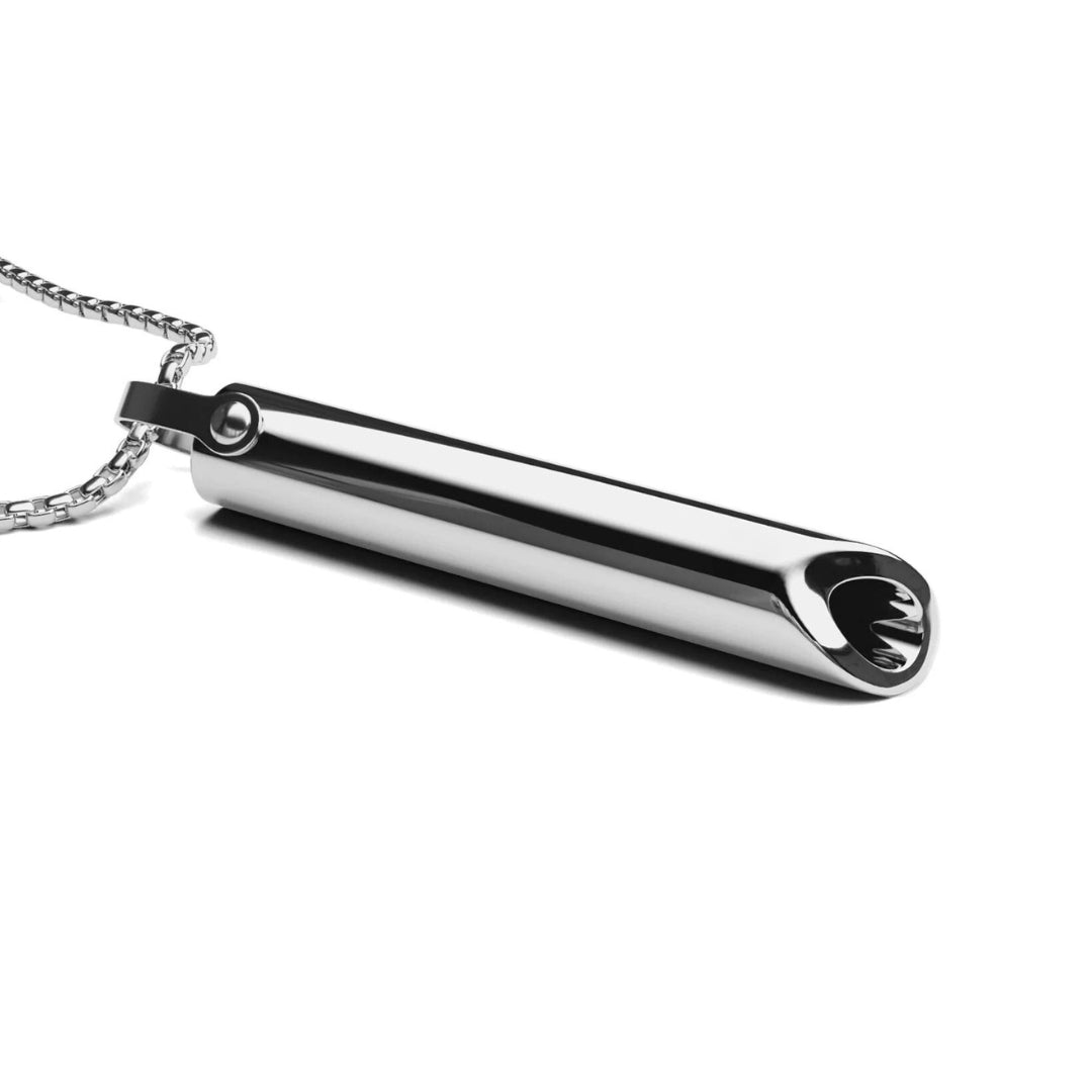 Silberner Edelstahl-Anhänger in Röhrenform an Kette, minimalistisches Schmuckdesign.