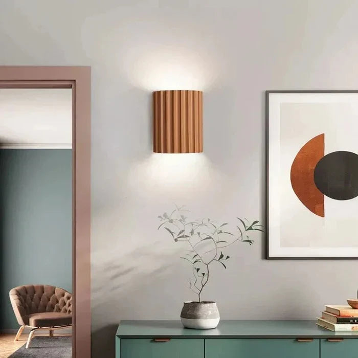 Moderne Holz-Wandleuchte im Wohnzimmer, minimalistisches Design, warmes Licht, Dekoration.