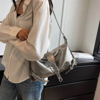 Frau mit silberner Lederhandtasche, lässiger Stil, modisches Accessoire, Umhängetasche.