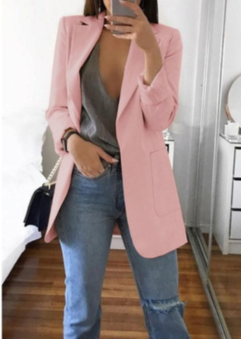 Frau in rosa Blazer und Jeans, modisch, lässig, Spiegel-Selfie, moderne Damenmode.