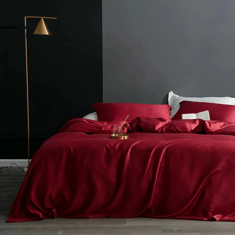 Rotes Satin-Bettwäsche-Set auf Doppelbett, modernes Schlafzimmer, goldene Stehlampe.
