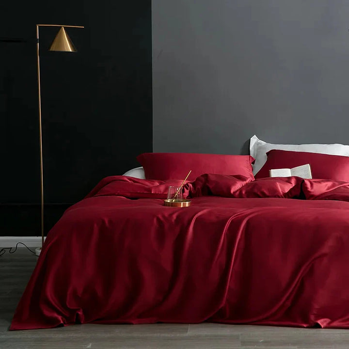 Rotes Satin-Bettwäsche-Set auf Doppelbett, modernes Schlafzimmer, goldene Stehlampe.