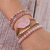 Rosa Armband-Set mit Naturstein und Perlen, handgefertigt, modisches Schmuck-Accessoire.