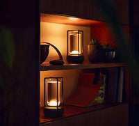 Zwei moderne LED-Tischlampen auf Holzregal, warmes Licht, dekorative Beleuchtung, Wohnzimmer.