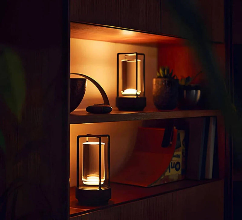 Zwei moderne LED-Tischlampen auf Holzregal, warmes Licht, dekorative Beleuchtung, Wohnzimmer.