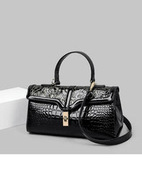 Schwarze Damenhandtasche aus Leder mit Krokodilprägung und Blumenmuster, elegant und stilvoll.