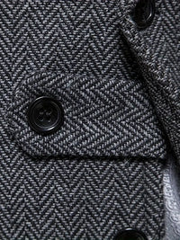 Grauer Fischgrät-Wollmantel mit schwarzen Knöpfen, elegantes Design, hochwertige Herrenmode.