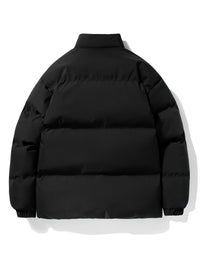 Schwarze Daunenjacke, Wintermantel, warm, modisch, Unisex, Outdoor-Bekleidung, isoliert.