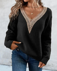 Frau in schwarzem Strickpullover mit V-Ausschnitt und Spitze, lässige Mode, Herbstkleidung.