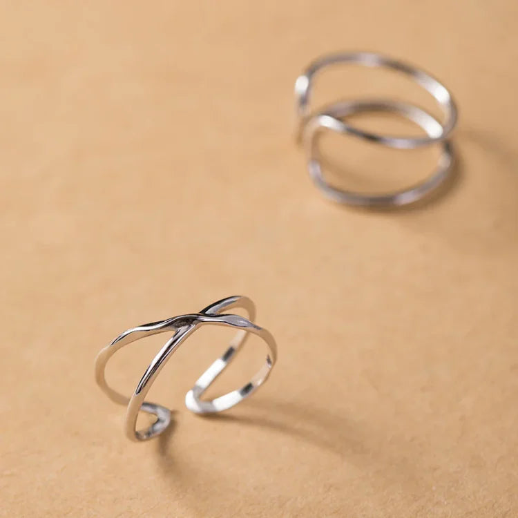 Silberner minimalistischer Ring, offenes Design, eleganter Schmuck für Damen, modisch und modern.