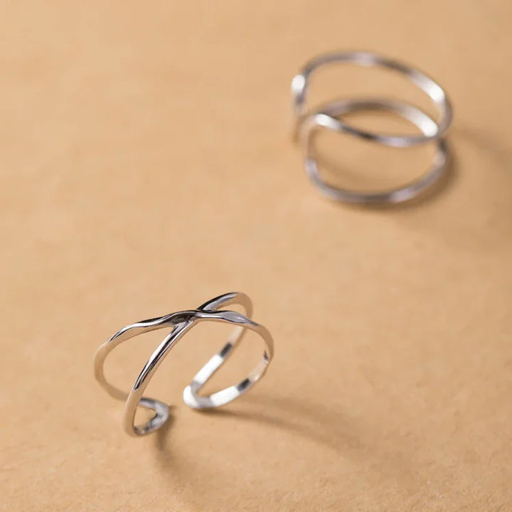 Silberner minimalistischer Ring, offenes Design, eleganter Schmuck für Damen, modisch und modern.