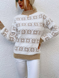 Frau in weißem Strickpullover mit Schneeflockenmuster, beige Details, modisch, elegant.