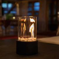 Glas-Feuerstelle mit Flammen, Tischkamin, modern, schwarz, dekorativ, Innenbereich.