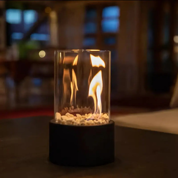 Glas-Feuerstelle mit Flammen, Tischkamin, modern, schwarz, dekorativ, Innenbereich.