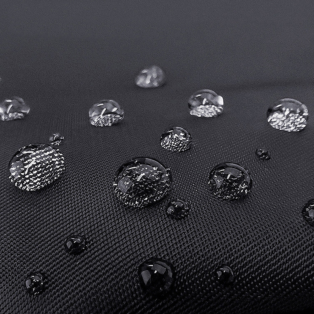 Wasserabweisender schwarzer Stoff mit Wassertropfen, ideal für Outdoor-Bekleidung und Taschen.