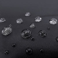 Wasserabweisender schwarzer Stoff mit Wassertropfen, ideal für Outdoor-Bekleidung und Taschen.