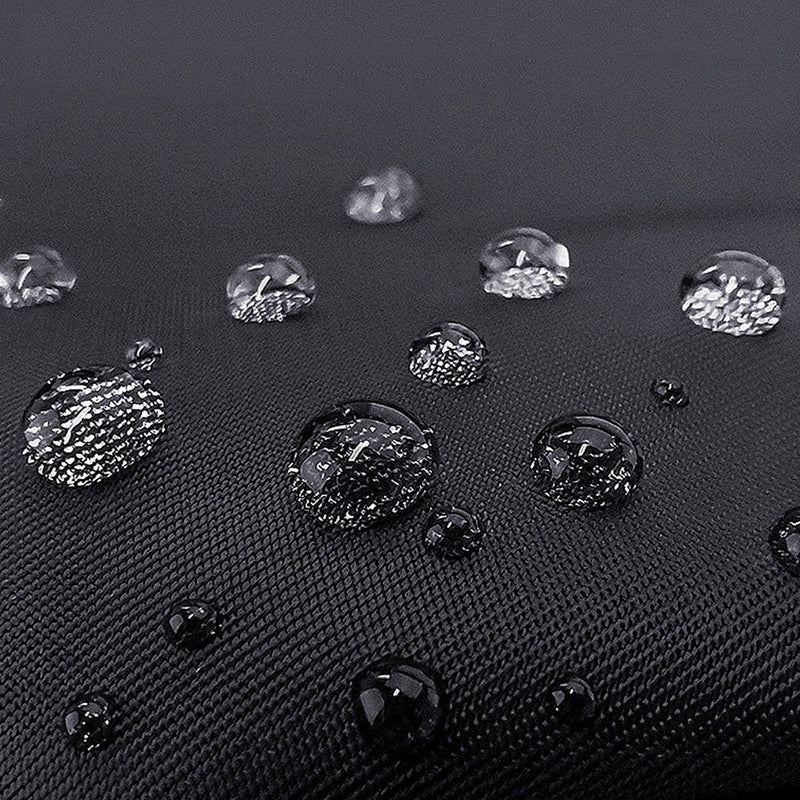 Wasserabweisender schwarzer Stoff mit Wassertropfen, ideal für Outdoor-Bekleidung und Taschen.