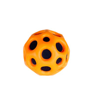 Orange Hundespielzeugball aus Gummi mit Löchern, langlebig und interaktiv.