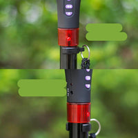 Schwarzer Wanderstock mit rotem LED-Licht, ergonomischer Griff, Outdoor-Ausrüstung.