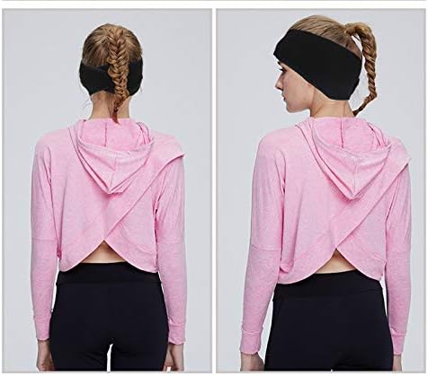 Frau in rosa Sportjacke und schwarzem Stirnband, Rückansicht, Fitnessmode, Sportbekleidung.