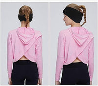 Frau in rosa Sportjacke und schwarzem Stirnband, Rückansicht, Fitnessmode, Sportbekleidung.