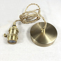 Messing Deckenleuchte mit Textilkabel, Vintage-Stil, E27 Fassung, goldfarben, für Wohnzimmer.