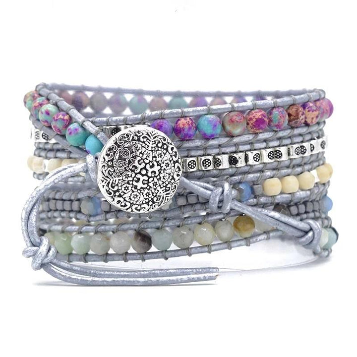 Mehrfarbiges Perlenarmband mit silbernem Mandala-Verschluss, handgefertigt, Boho-Stil.
