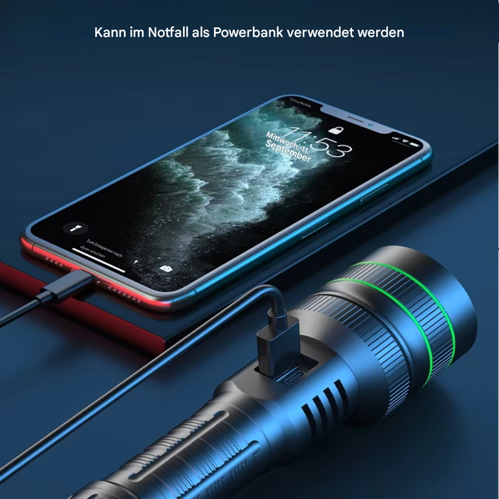 Smartphone lädt mit Taschenlampe als Powerbank, blauer Hintergrund, Notfall-Ladegerät.