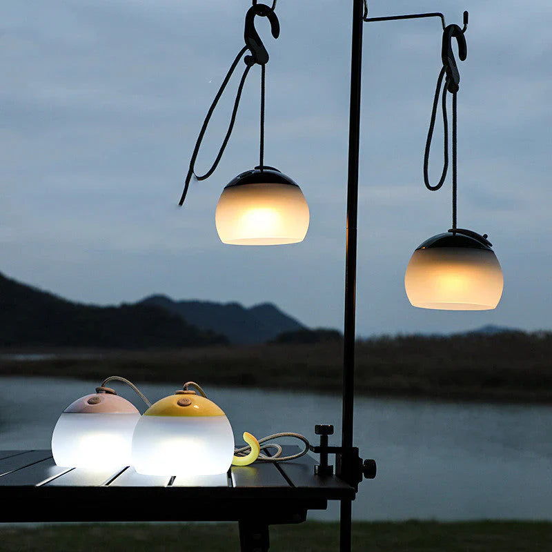 Zwei hängende LED-Campinglampen, kugelförmig, warmweißes Licht, Outdoor-Beleuchtung.
