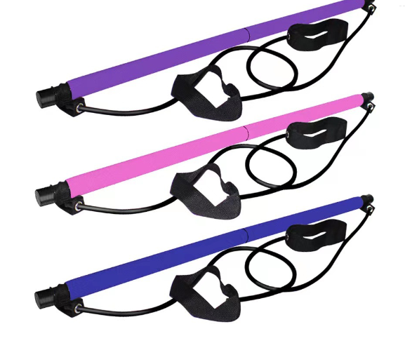 Drei Pilates-Stäbe in Lila, Pink und Blau mit Widerstandsbändern und Griffen.