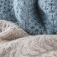 Blaue und beige Strickdecken aus Wolle mit Zopfmuster, gemütlich, weich, hochwertig.