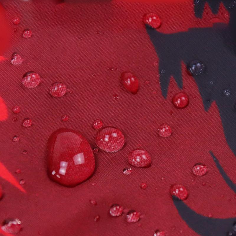 Roter wasserdichter Stoff mit Wassertropfen, ideal für Outdoor-Bekleidung und Accessoires.