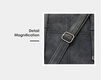 Graue Ledertasche Detailansicht mit Metallschnalle, stilvolles Accessoire für Damen.