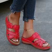 Rote Damen-Sandalen aus Leder, bequem, mit Keilabsatz, ideal für Sommermode.