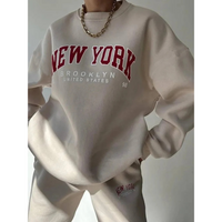 Beiger New York Brooklyn Sweatshirt und Jogginghose Set, lässige Damenmode, Baumwolle.