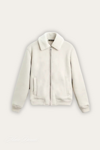 Weiße Herrenjacke mit Reißverschluss, Kunstfellkragen, Wintermode, stilvoll und warm.