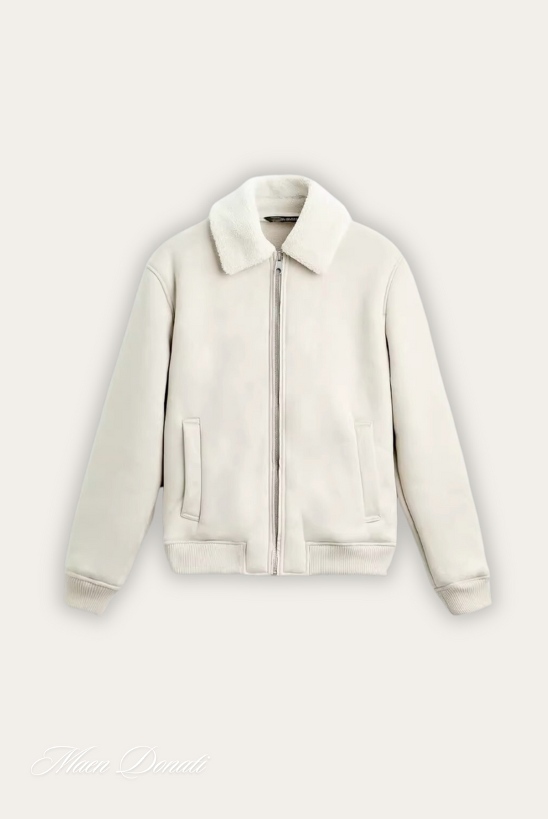 Weiße Herrenjacke mit Reißverschluss, Kunstfellkragen, Wintermode, stilvoll und warm.