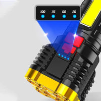 Leistungsstarke LED-Taschenlampe, schwarz-gold, mit Batteriestandsanzeige und rotem Schalter.