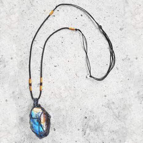 Schwarze Halskette mit blauem Kristallanhänger, handgefertigt, Boho-Stil, Unisex-Schmuck.