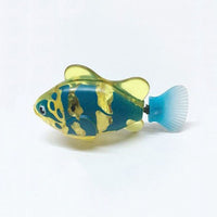 Blauer und gelber Spielzeugfisch aus Kunststoff, batteriebetrieben, auf weißem Hintergrund.