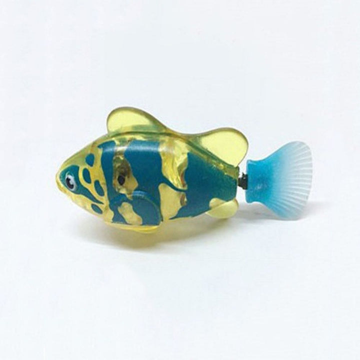 Blauer und gelber Spielzeugfisch aus Kunststoff, batteriebetrieben, auf weißem Hintergrund.