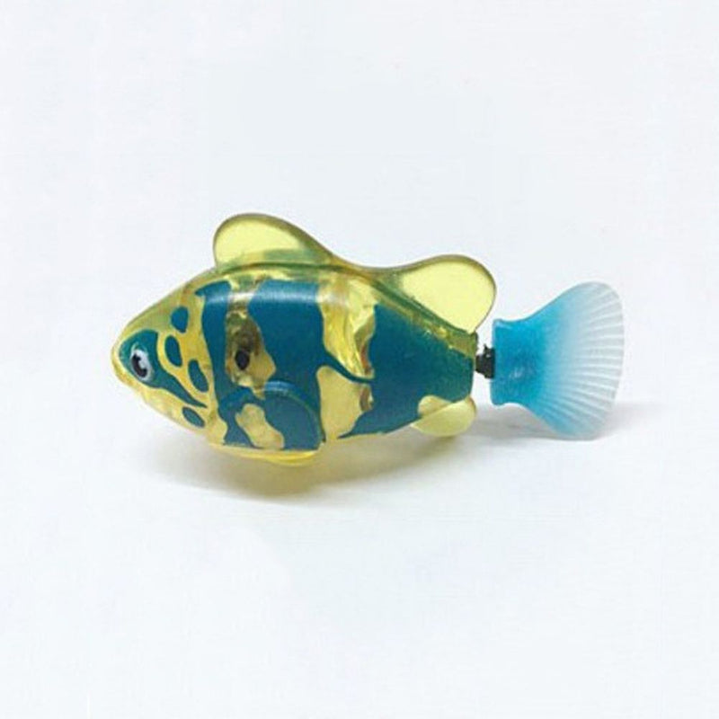 Blauer und gelber Spielzeugfisch aus Kunststoff, batteriebetrieben, auf weißem Hintergrund.