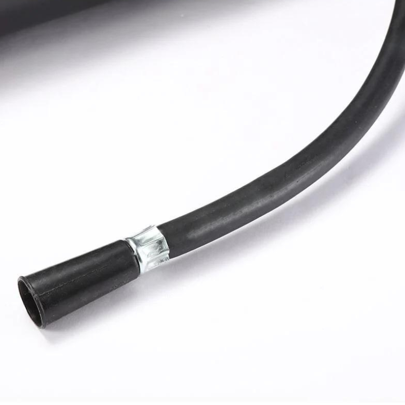 Schwarzer Gummischlauch mit Metallklemme, flexibel, langlebig, für industrielle Anwendungen.